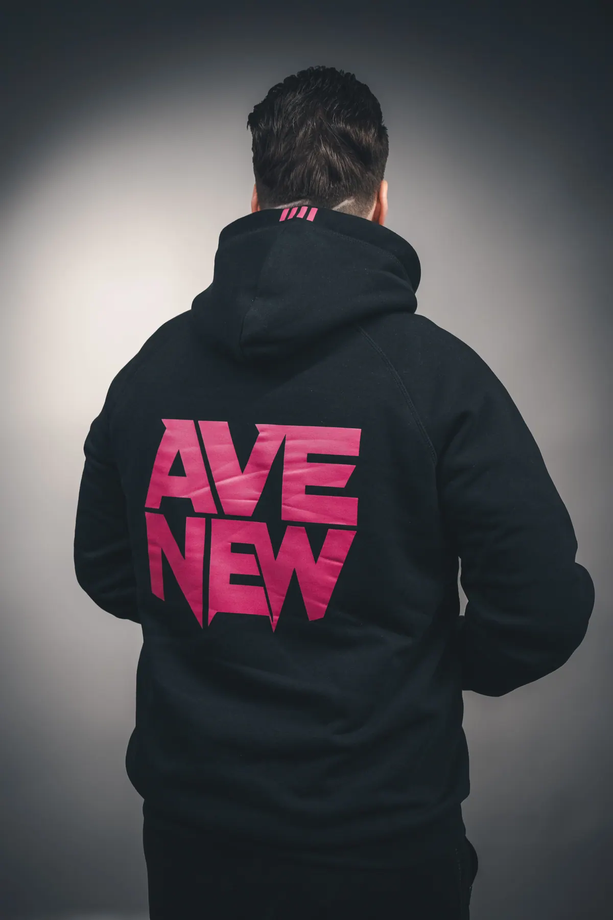 Czarna bluza AVENEW z logo AVE NEW na plecach