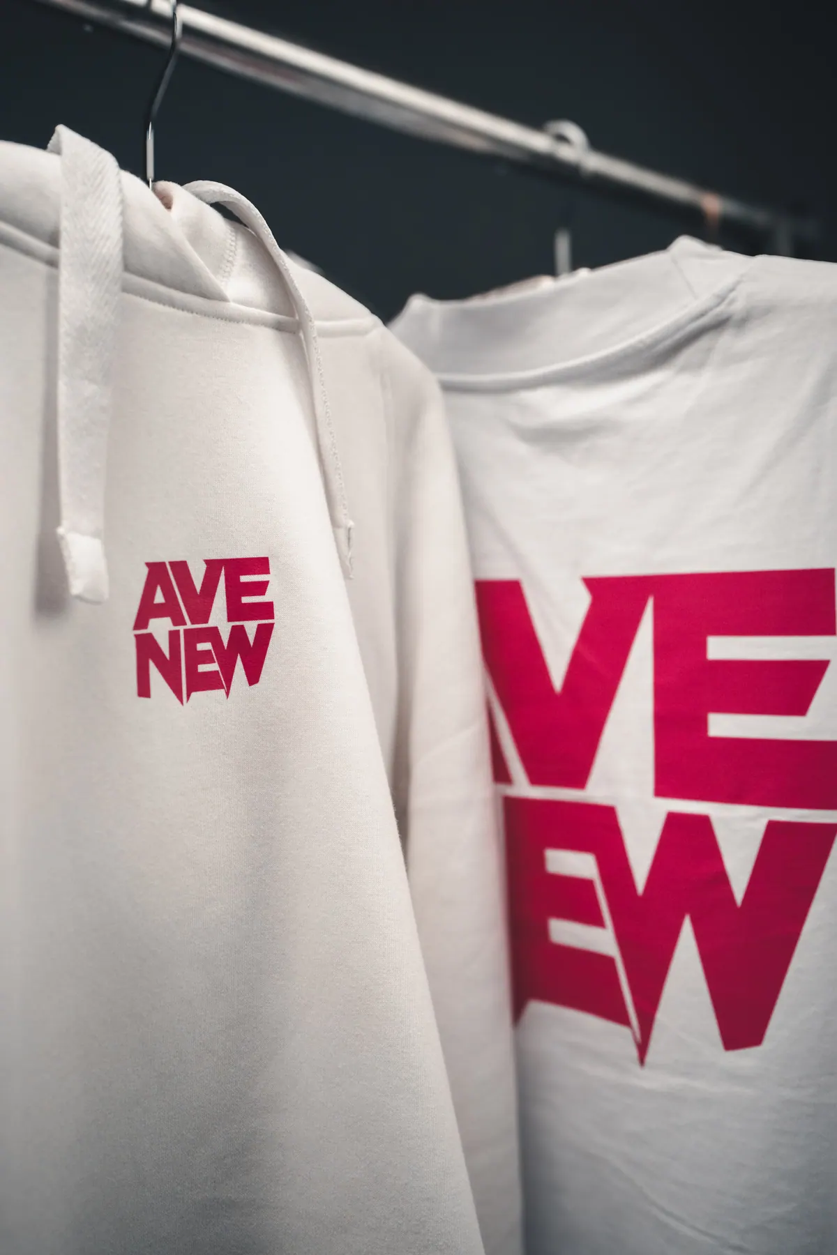 Bluza AVENEW z logo AVE NEW w magencie