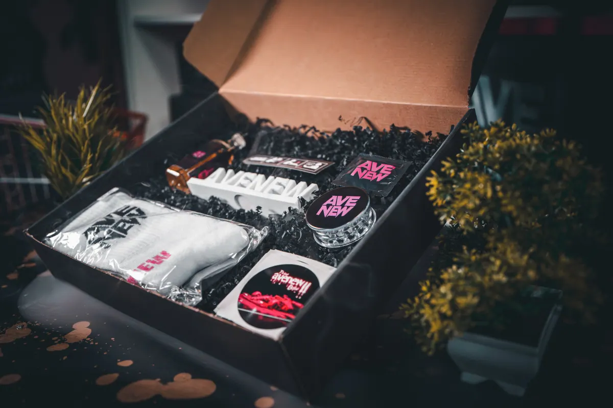 Otwarty box albumu AVENEW2 z zawartością