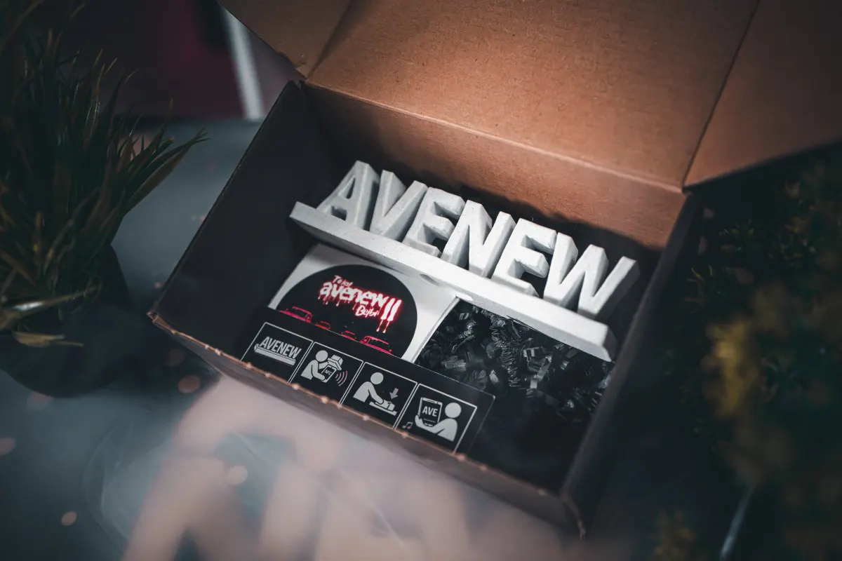 Figurka AVENEW z boxu albumu